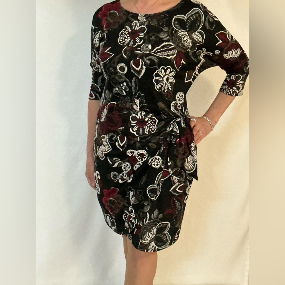 Signature by Robbie Bee Black and Burgundy Floral Dress  / fully lined / size M